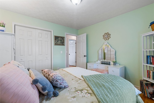 bedroom featuring a textured ceiling and a closet