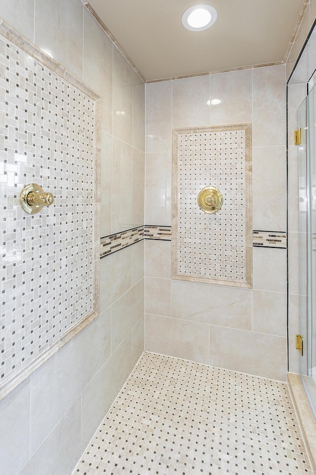 bathroom featuring a tile shower