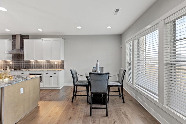 dining area with recessed lighting, light wood-style flooring, and baseboards