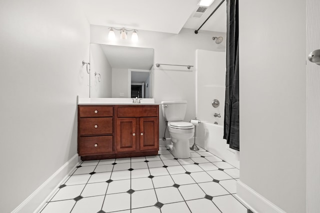 full bathroom featuring visible vents, baseboards, toilet, shower / bath combination with curtain, and vanity