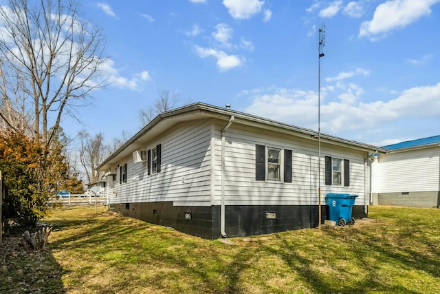 view of side of property featuring a lawn