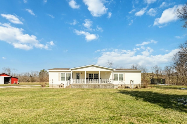 view of front of property with a detached garage, a front lawn, and a porch