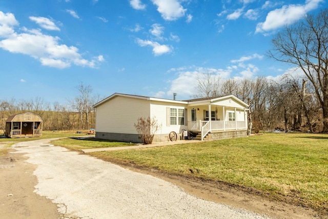 view of front of property featuring driveway, crawl space, a porch, and a front yard