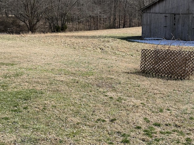 view of yard featuring an outbuilding