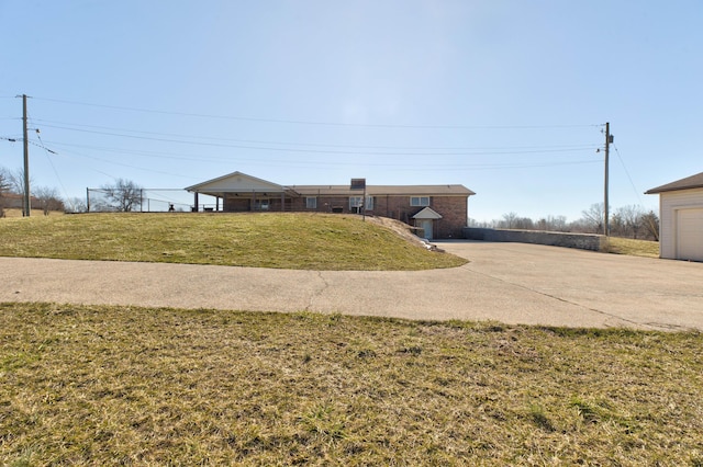 view of front of house featuring a front lawn