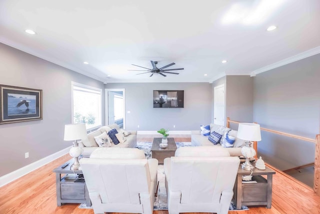 living area with baseboards, light wood-style flooring, ceiling fan, crown molding, and recessed lighting