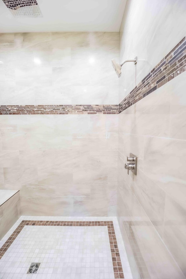 bathroom featuring a tile shower