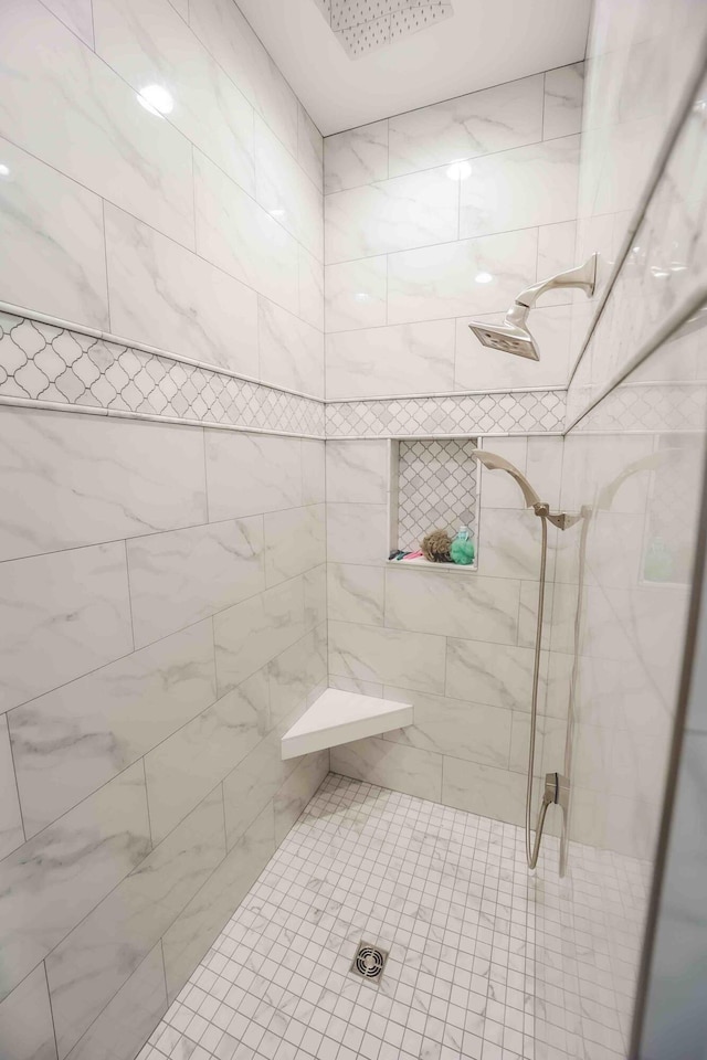 bathroom featuring tiled shower