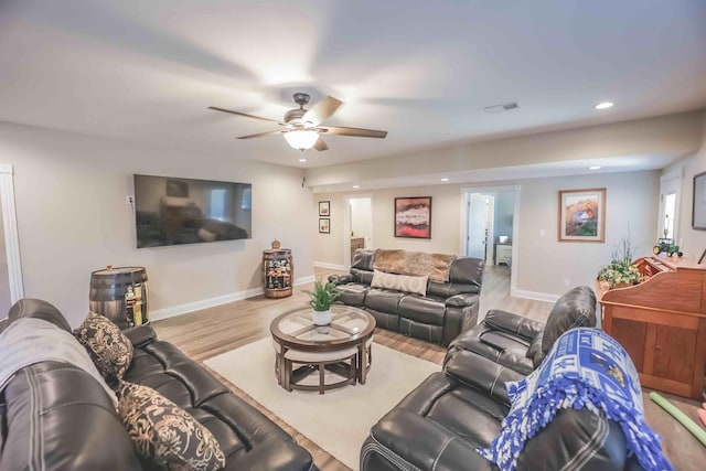 living area featuring light wood finished floors, baseboards, visible vents, and recessed lighting