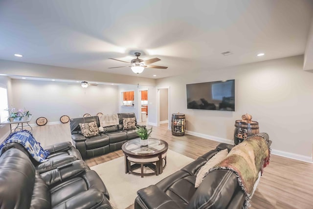 living room with light wood finished floors, baseboards, visible vents, a ceiling fan, and recessed lighting