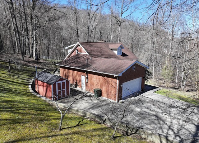 view of front facade featuring a garage, brick siding, and a front lawn