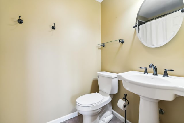 full bathroom with tile patterned flooring, baseboards, a sink, and toilet