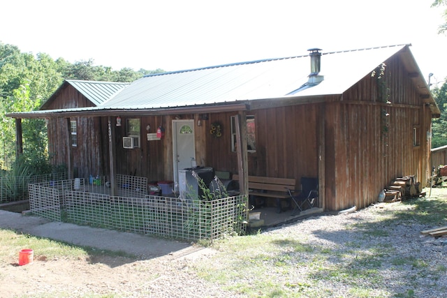 view of front facade featuring metal roof