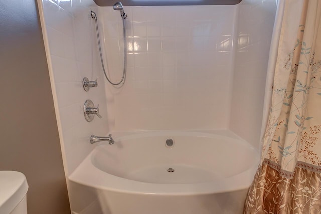 full bath with shower / bath combo and toilet