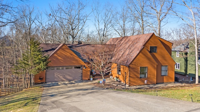 view of front of property featuring concrete driveway