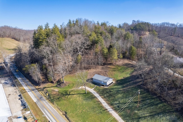 birds eye view of property featuring a forest view