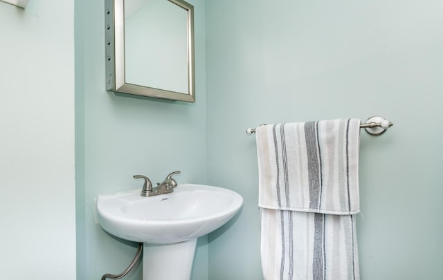 bathroom featuring a sink