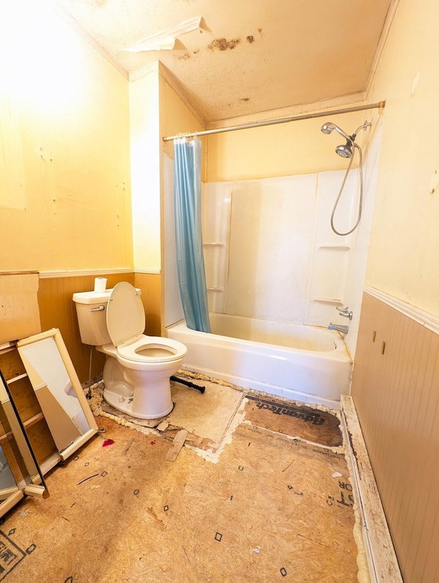 full bath with a wainscoted wall, ornamental molding, toilet, and shower / bathtub combination with curtain