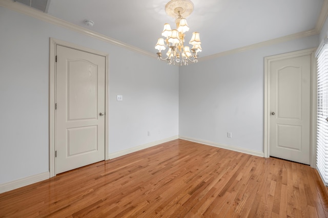 empty room with visible vents, an inviting chandelier, ornamental molding, light wood-style floors, and baseboards