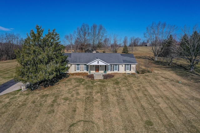 ranch-style home featuring a front lawn