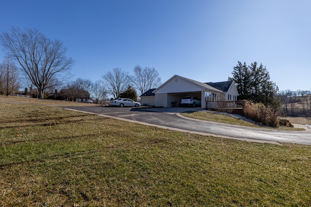 view of yard with driveway