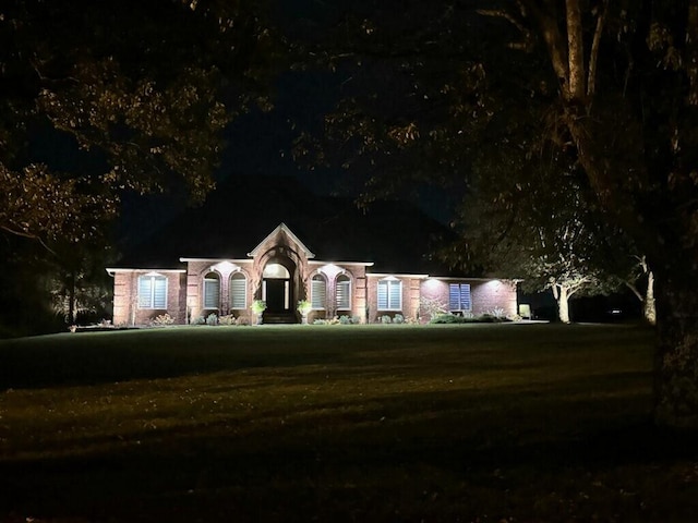 view of front facade featuring a lawn