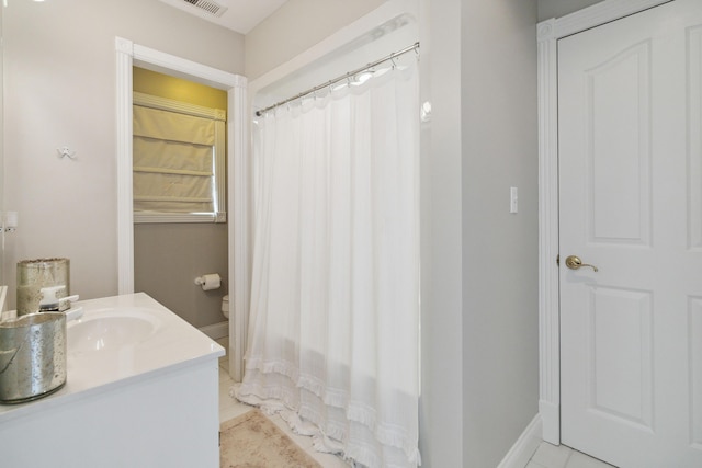 full bath featuring curtained shower, baseboards, vanity, and toilet