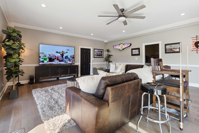 living room with crown molding, recessed lighting, ceiling fan, wood finished floors, and baseboards