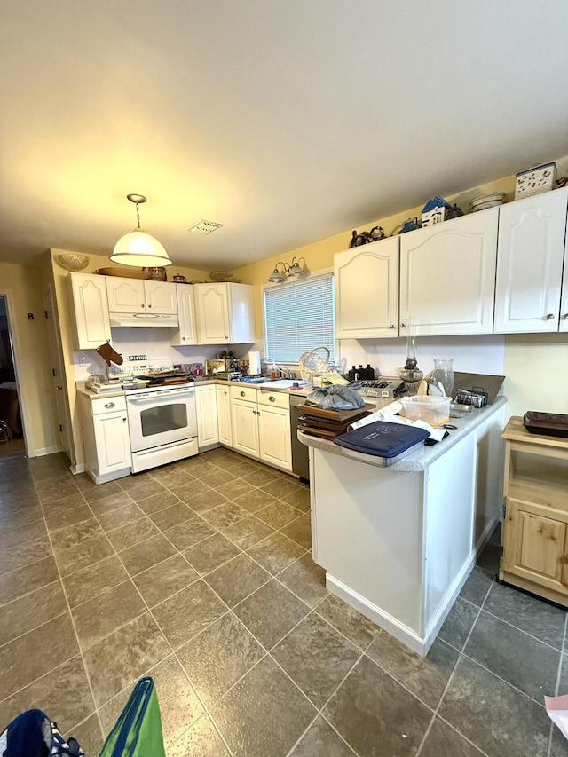 kitchen featuring electric range, visible vents, and decorative light fixtures