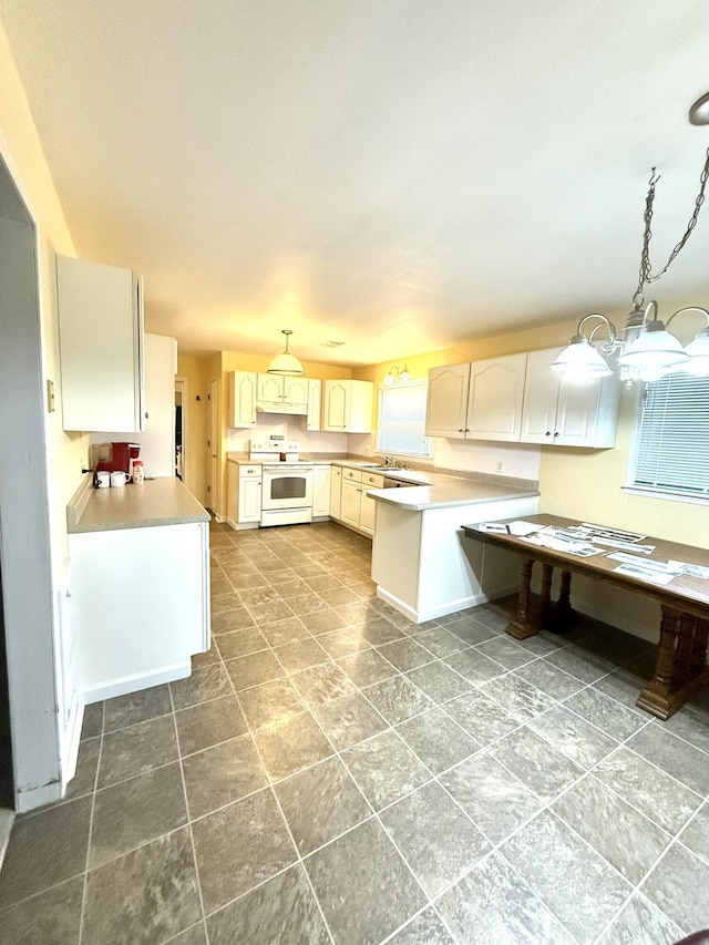 44 Pine St, Crab Orchard, KY 40419 - kitchen featuring electric stove, a peninsula, light countertops, a sink, and a chandelier