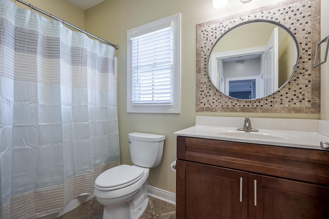 full bath with toilet, a shower with curtain, baseboards, and vanity