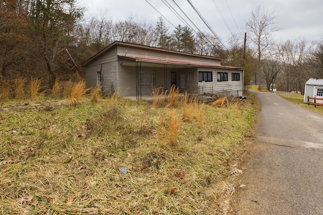 view of front of home featuring aphalt driveway