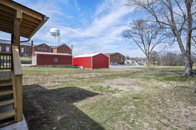 view of yard with an outbuilding