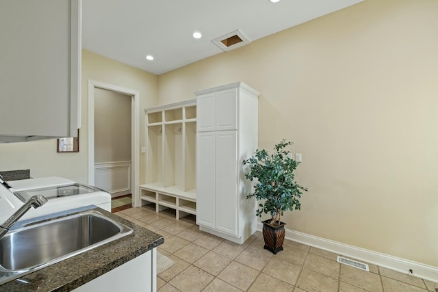 mudroom with visible vents, recessed lighting, baseboards, and a sink