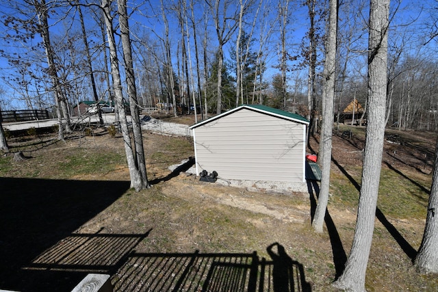 view of yard featuring a shed and an outdoor structure