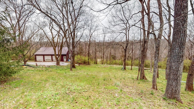 view of yard featuring a detached garage