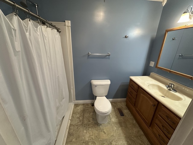 full bath with toilet, a shower with shower curtain, vanity, visible vents, and baseboards