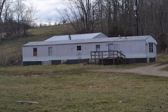 view of front of property with a front lawn