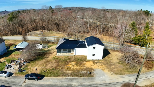 bird's eye view featuring a wooded view