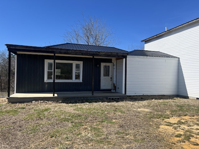 view of front of property featuring metal roof