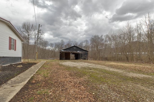 view of yard featuring an outbuilding