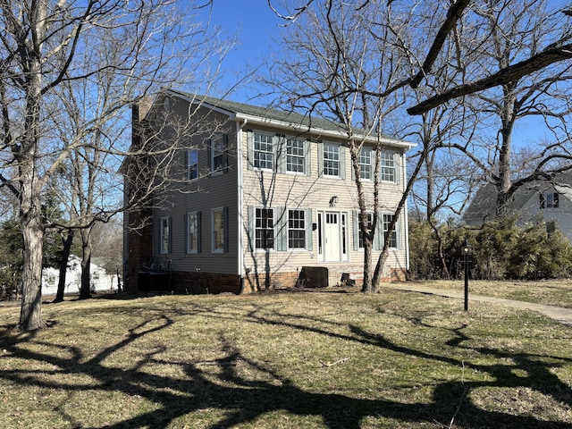 view of front of property featuring a front lawn