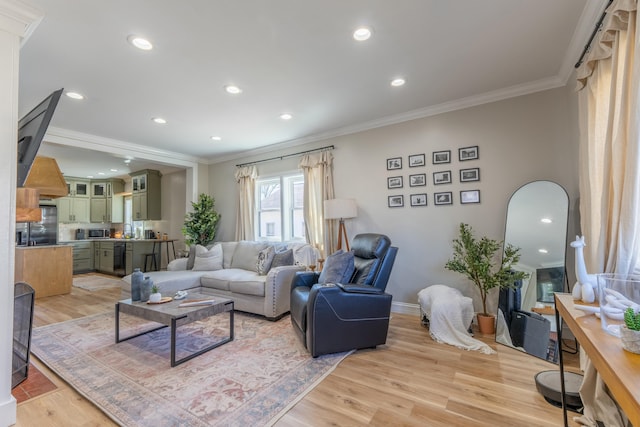 living area with light wood-style flooring, crown molding, and recessed lighting