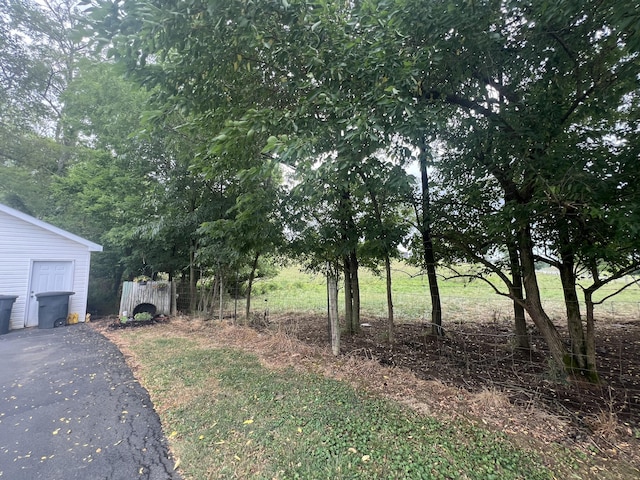 view of yard with driveway