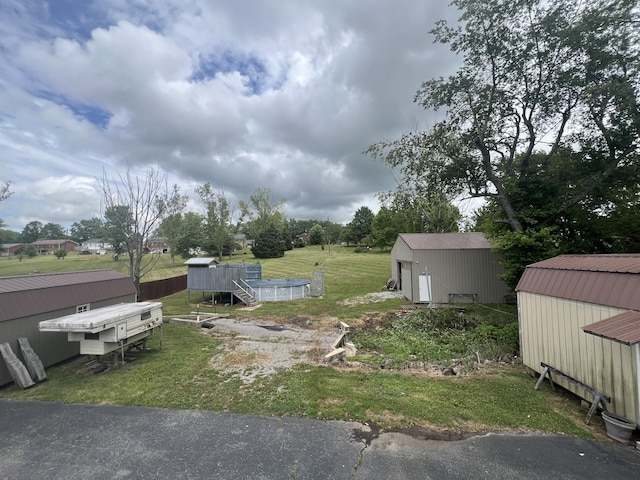 view of yard with an outbuilding