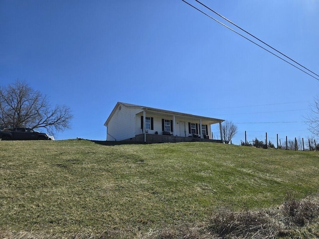 view of front facade featuring crawl space, covered porch, and a front lawn