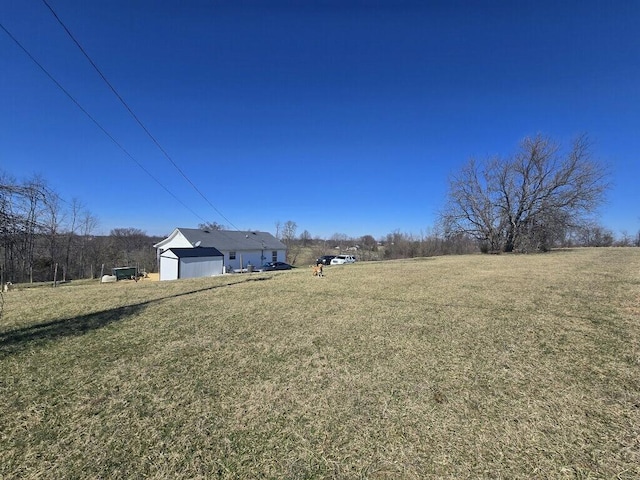 view of yard with an outbuilding