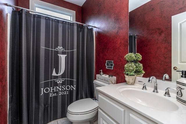 bathroom with a shower with shower curtain, vanity, and toilet