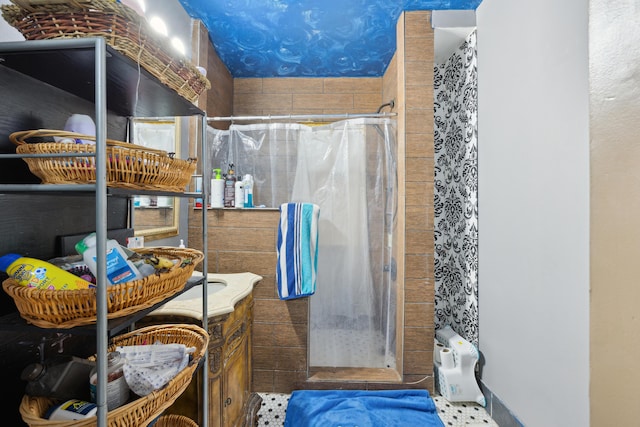 bathroom featuring a tile shower