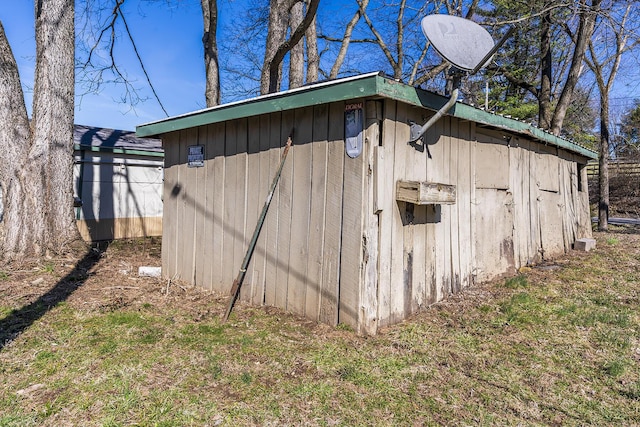 view of outdoor structure featuring an outbuilding